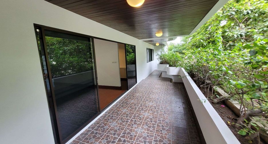For rent 3 bedrooms apartment in Khlong Toei, Bangkok