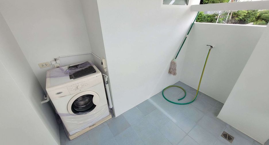For rent 3 bedrooms apartment in Khlong Toei, Bangkok