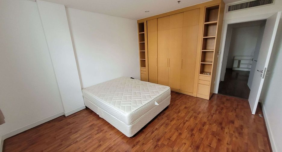 For rent 3 bedrooms apartment in Khlong Toei, Bangkok