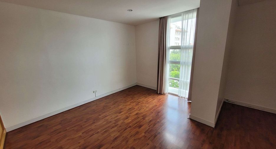 For rent 3 bedrooms apartment in Khlong Toei, Bangkok
