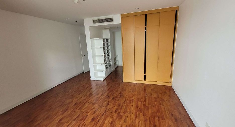 For rent 3 bedrooms apartment in Khlong Toei, Bangkok