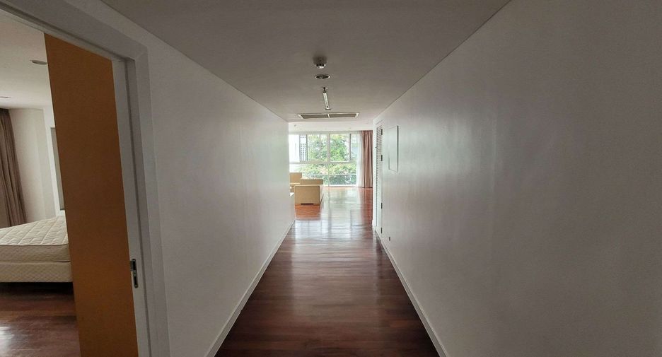 For rent 3 bedrooms apartment in Khlong Toei, Bangkok