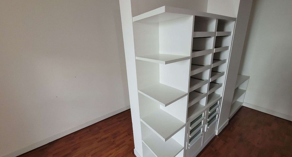 For rent 3 bedrooms apartment in Khlong Toei, Bangkok