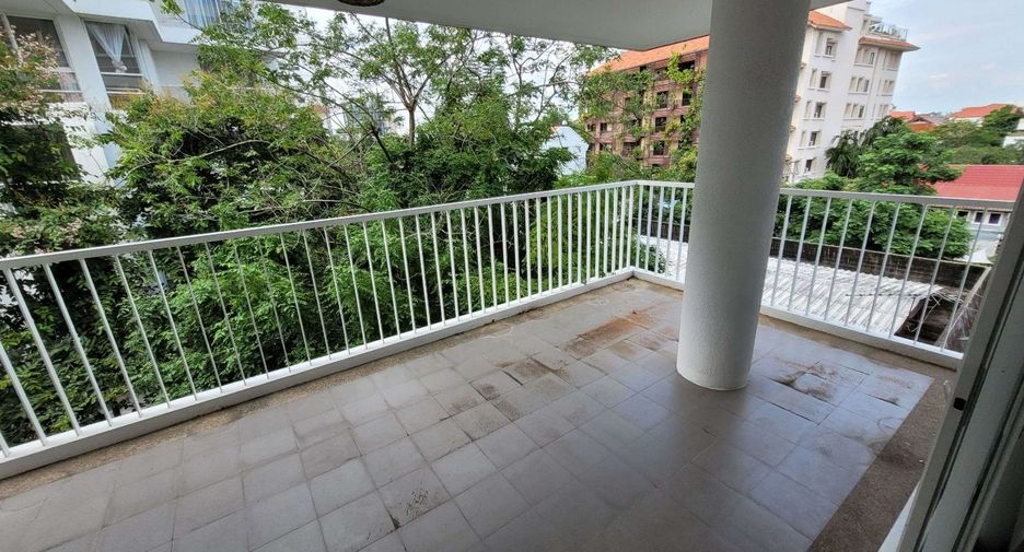 For rent 3 bedrooms apartment in Khlong Toei, Bangkok