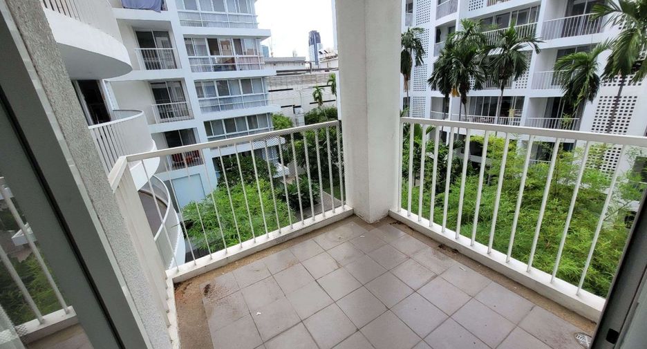 For rent 3 bedrooms apartment in Khlong Toei, Bangkok