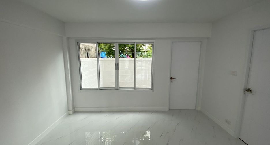 For sale 3 bedrooms townhouse in Bang Khen, Bangkok