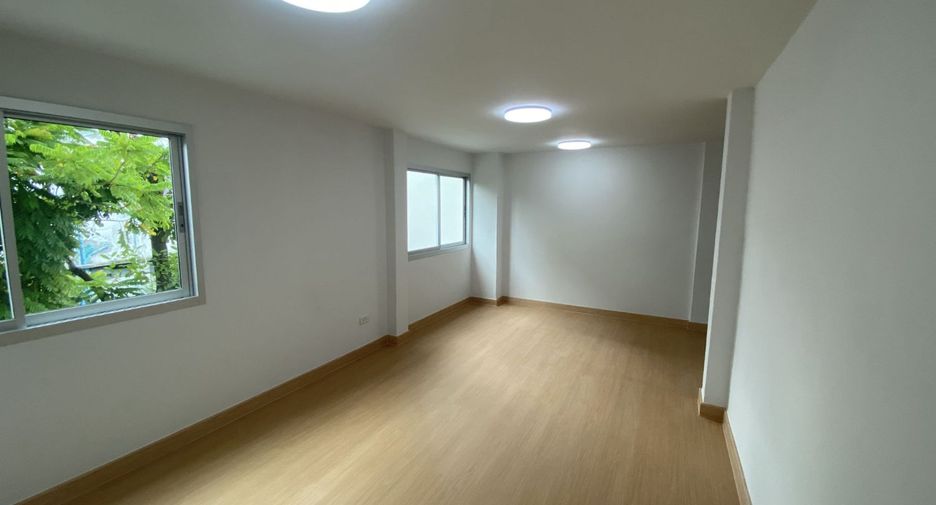 For sale 3 bedrooms townhouse in Bang Khen, Bangkok