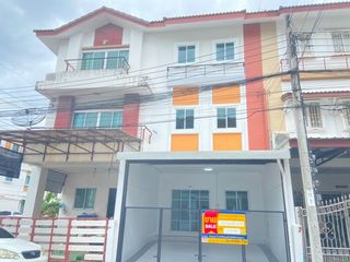 For sale 3 bedrooms townhouse in Bang Khun Thian, Bangkok
