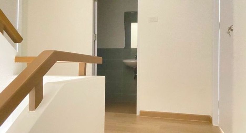Casa adosada en venta de 3 habitaciones en Bang Khun Thian, Bangkok