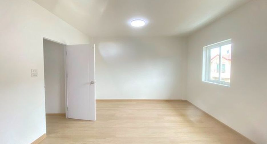 Casa adosada en venta de 3 habitaciones en Bang Khun Thian, Bangkok