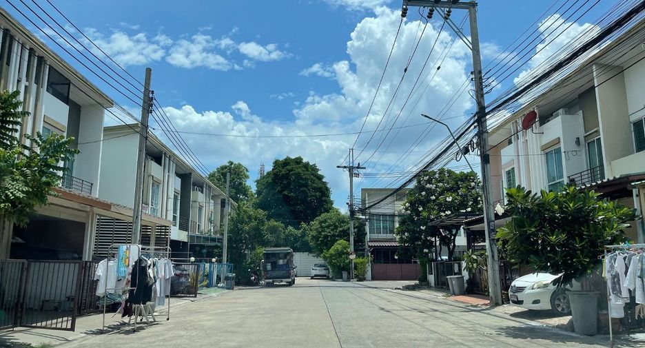 For sale 3 bedrooms townhouse in Bang Khae, Bangkok