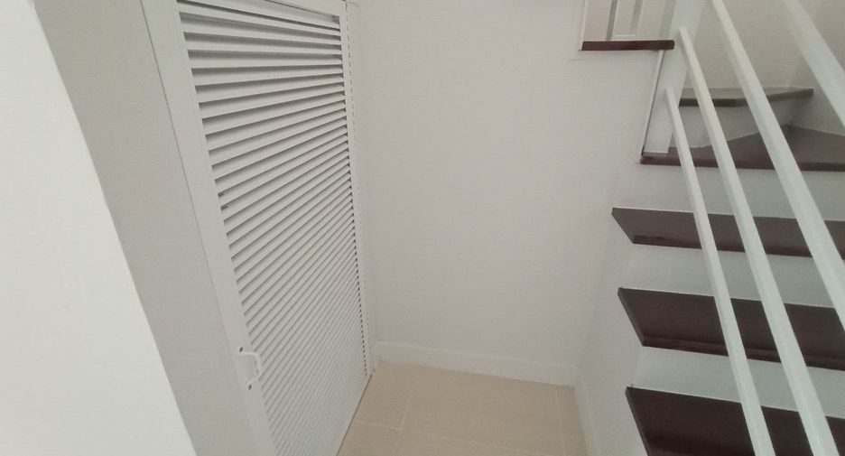 For sale 3 bedrooms townhouse in Sai Mai, Bangkok