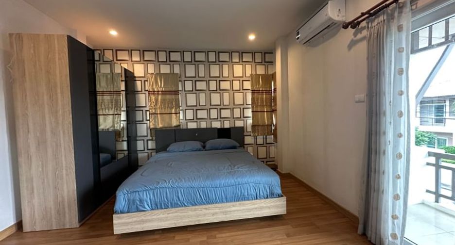Casa en alquiler de 3 habitaciones en Si Racha, Chonburi