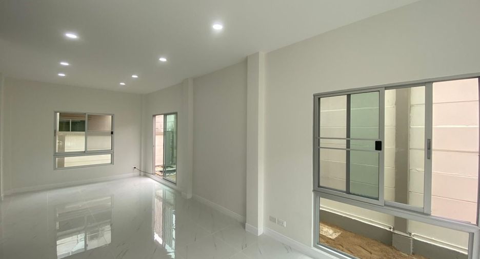 For sale 3 bedrooms townhouse in Nong Khaem, Bangkok