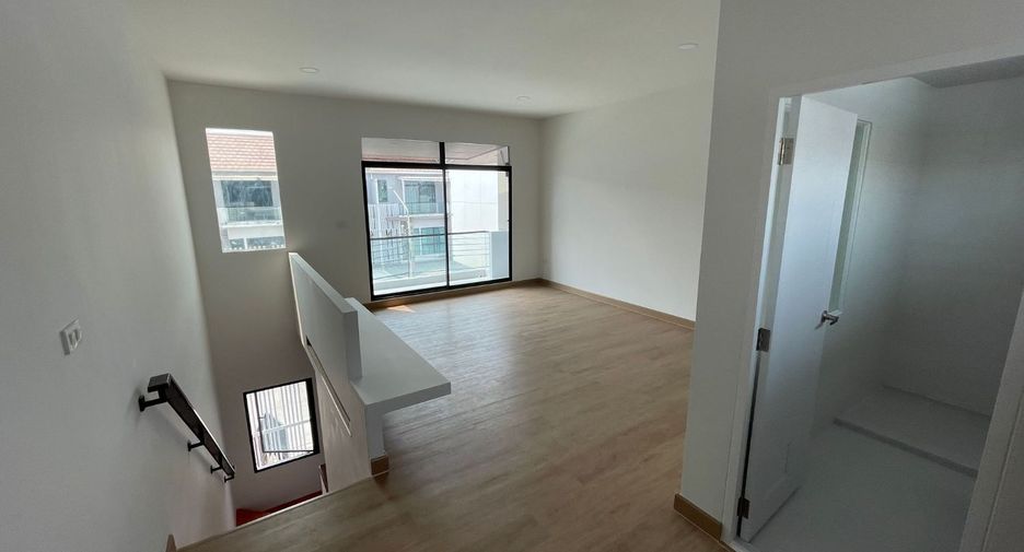 For sale 3 bedrooms townhouse in Bang Khen, Bangkok