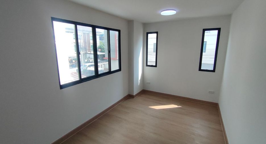 For sale 3 bedrooms townhouse in Prawet, Bangkok