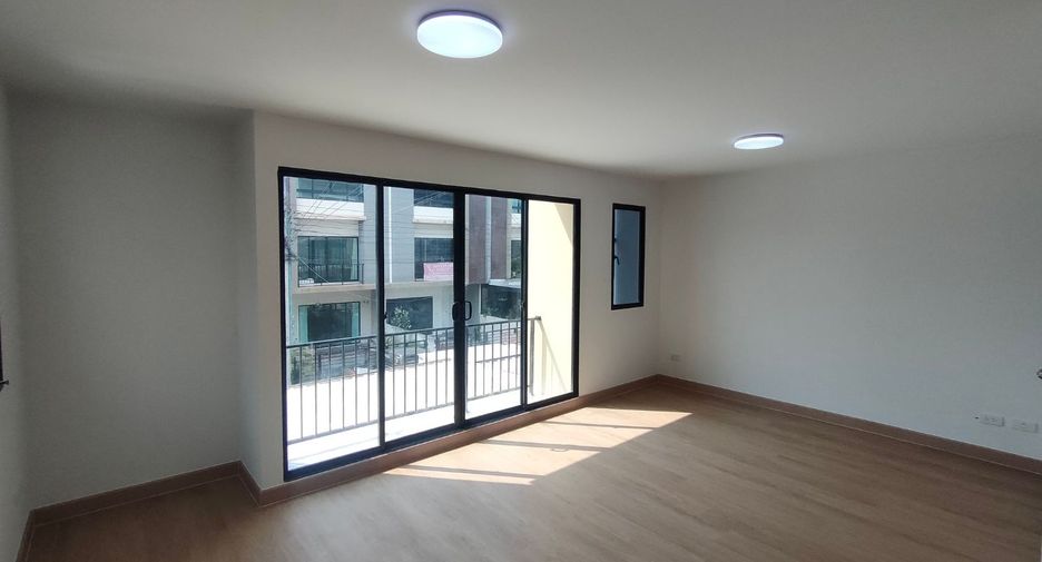 For sale 3 bedrooms townhouse in Prawet, Bangkok