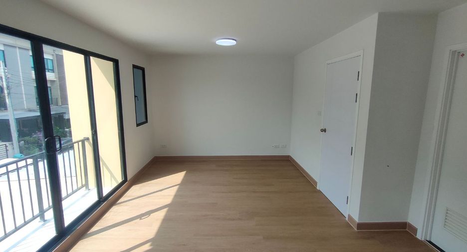 For sale 3 bedrooms townhouse in Prawet, Bangkok