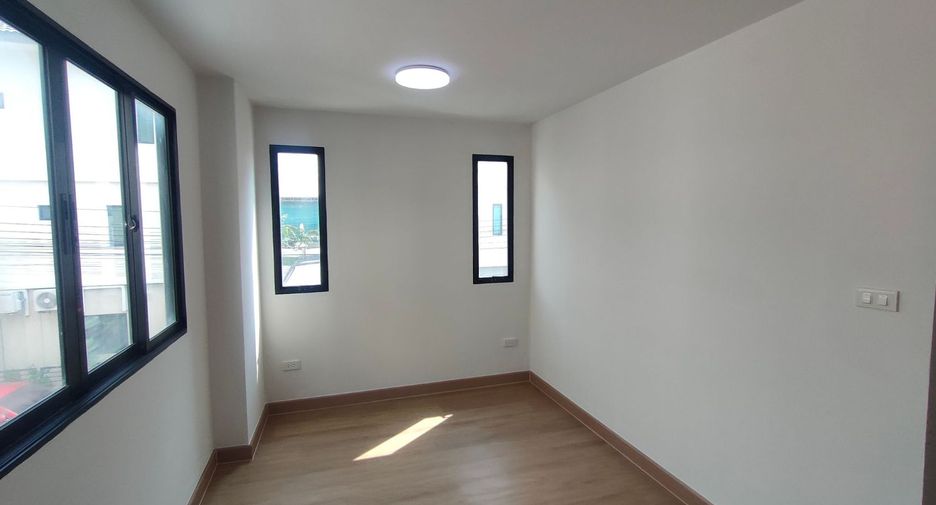 For sale 3 bedrooms townhouse in Prawet, Bangkok