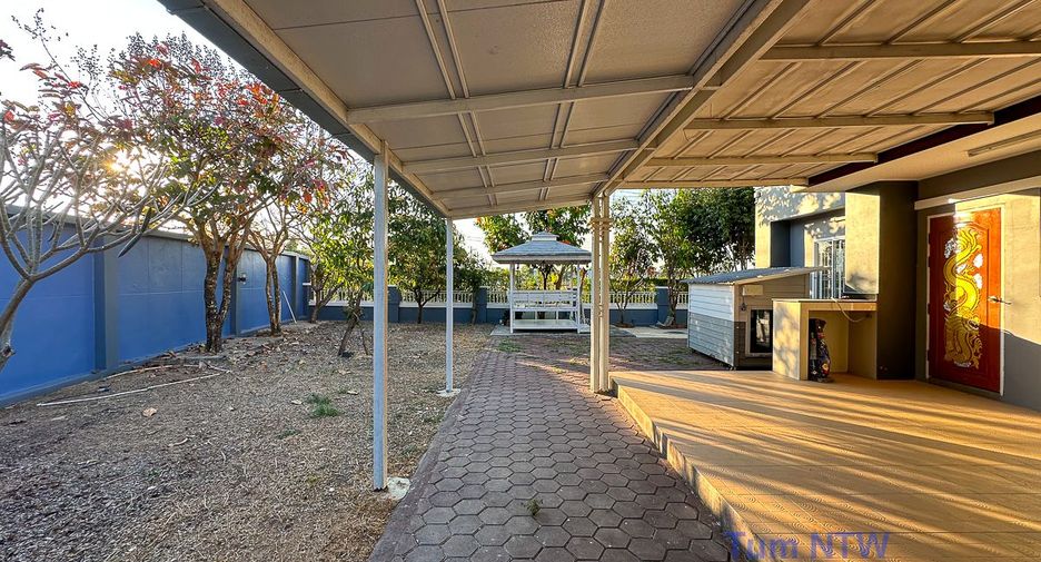 For rent and for sale 4 bedrooms house in San Kamphaeng, Chiang Mai
