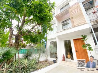 For sale 4 bedrooms townhouse in Watthana, Bangkok