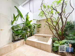 For sale 4 bedrooms townhouse in Watthana, Bangkok