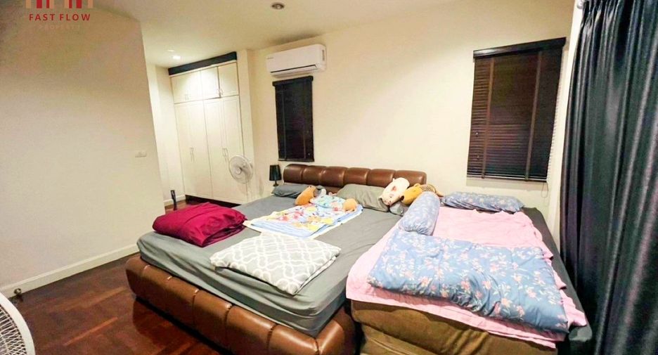For sale 4 bedrooms house in Mueang Pathum Thani, Pathum Thani