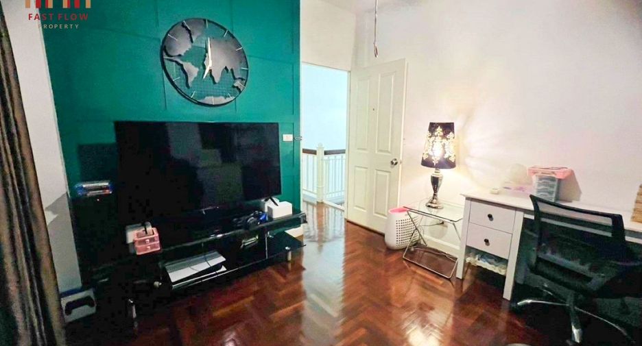 For sale 4 bedrooms house in Mueang Pathum Thani, Pathum Thani