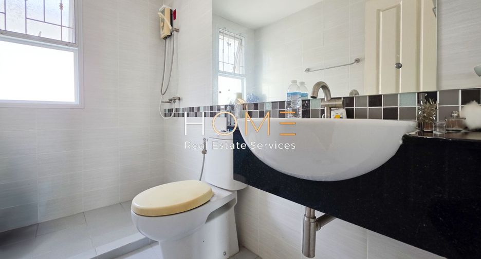 For sale 3 bedrooms townhouse in Bang Kapi, Bangkok