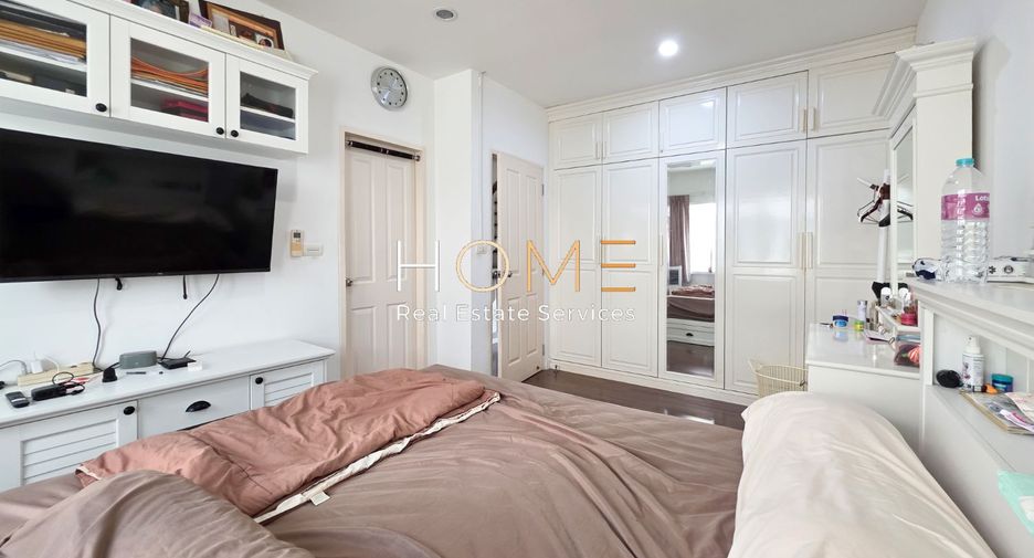 For sale 3 bedrooms townhouse in Bang Kapi, Bangkok