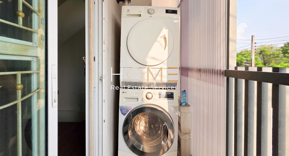 For sale 3 bedrooms townhouse in Bang Kapi, Bangkok