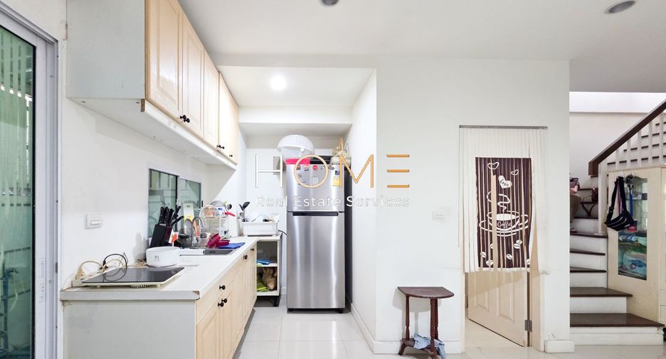 For sale 3 bedrooms townhouse in Bang Kapi, Bangkok