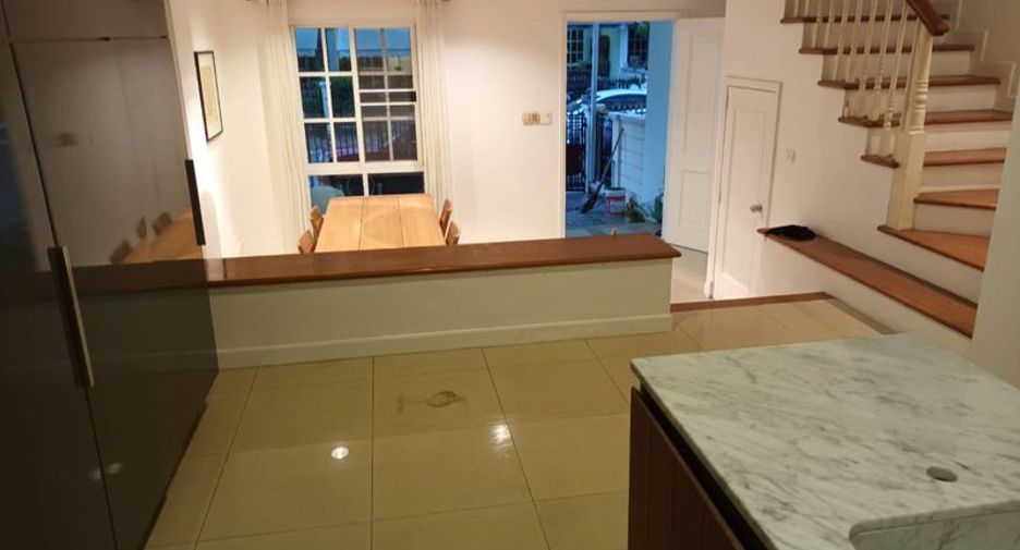 For sale 3 bedrooms townhouse in Bang Kapi, Bangkok