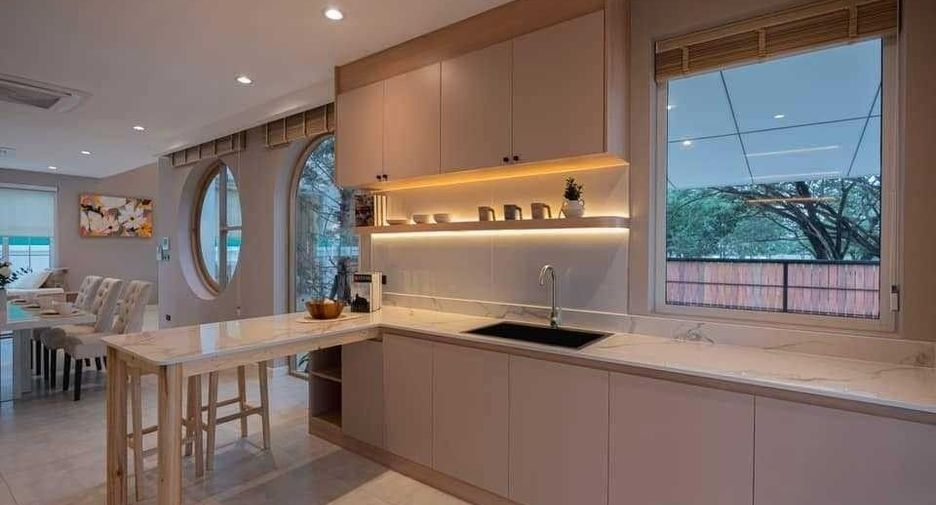 For rent 4 bedrooms villa in Mueang Chiang Mai, Chiang Mai
