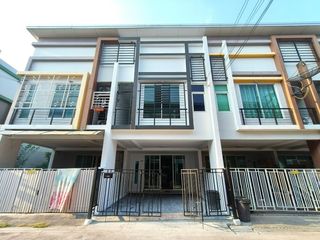 For sale 3 bed townhouse in Khlong Sam Wa, Bangkok