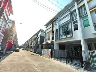 For sale 3 bed townhouse in Khlong Sam Wa, Bangkok