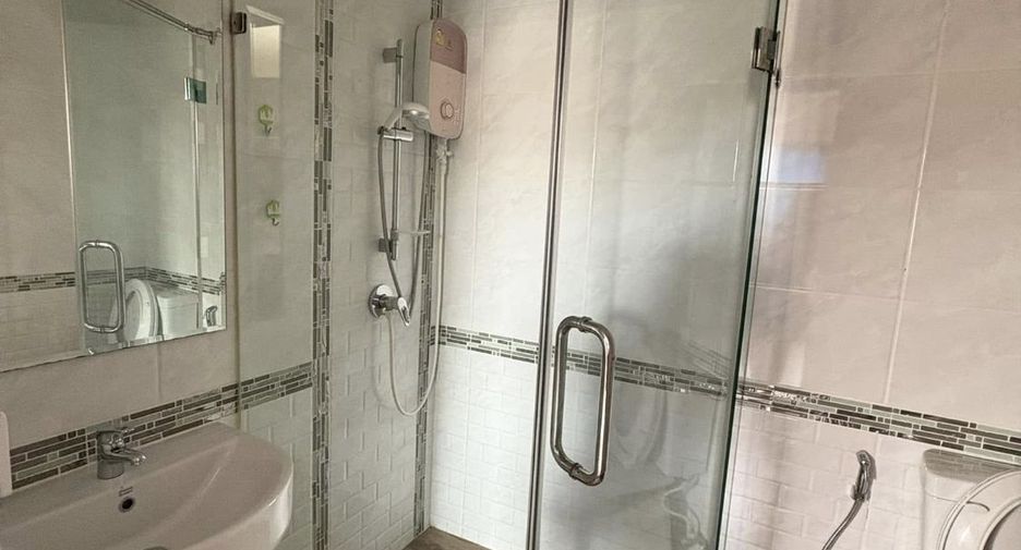 For rent 3 bedrooms townhouse in Mueang Chiang Mai, Chiang Mai