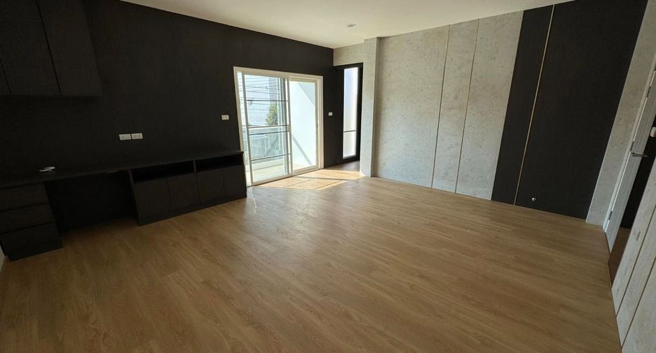 For sale 4 bedrooms house in Mueang Chiang Mai, Chiang Mai