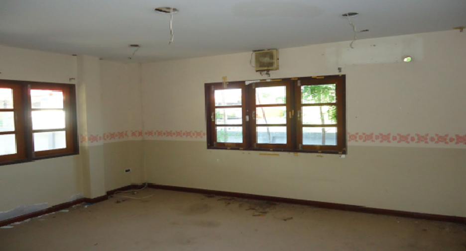 Casa en venta de 4 habitaciones en Ban Pho, Chachoengsao