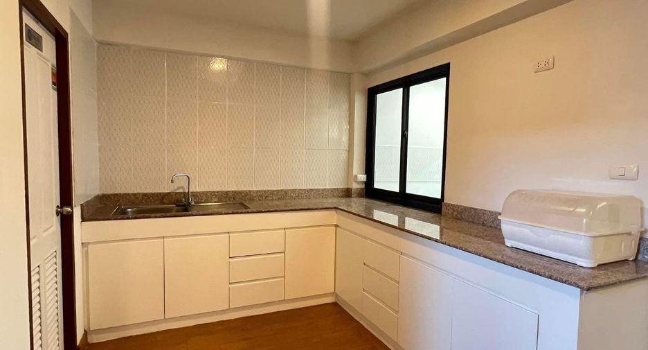 For rent 3 bedrooms townhouse in Mueang Chiang Mai, Chiang Mai