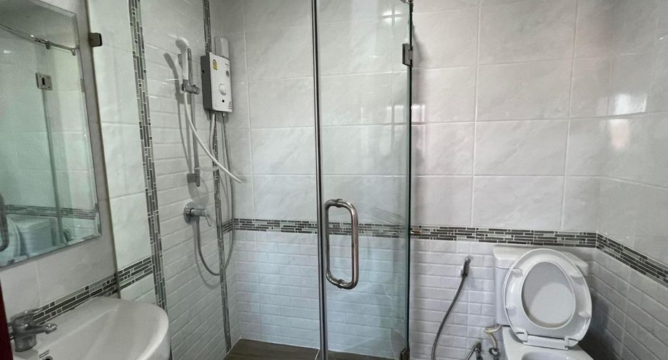 For rent 3 bedrooms townhouse in Mueang Chiang Mai, Chiang Mai