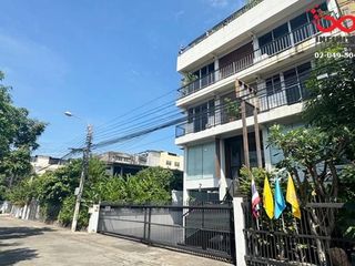 For sale 7 bed office in Phra Khanong, Bangkok