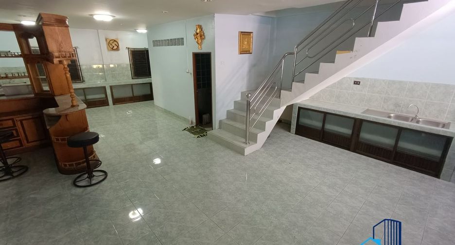 À vendre 3 chambres maison de ville à Bang Lamung, Chonburi