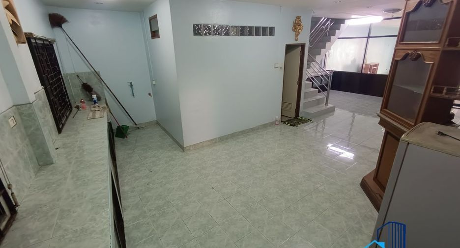 À vendre 3 chambres maison de ville à Bang Lamung, Chonburi