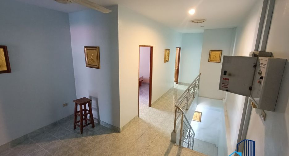 À vendre 3 chambres maison de ville à Bang Lamung, Chonburi