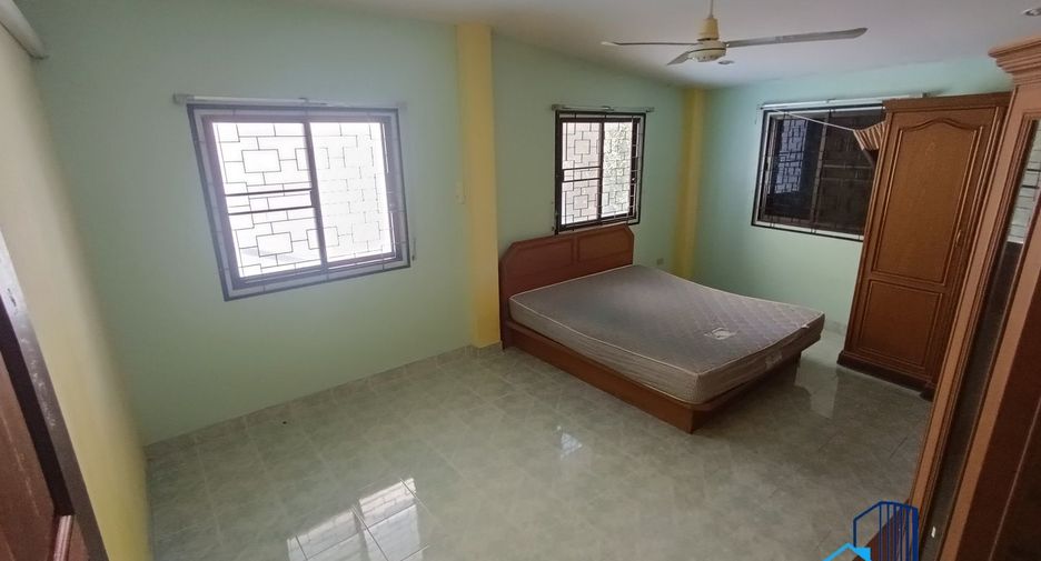 À vendre 3 chambres maison de ville à Bang Lamung, Chonburi