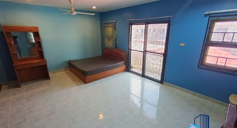 À vendre 3 chambres maison de ville à Bang Lamung, Chonburi