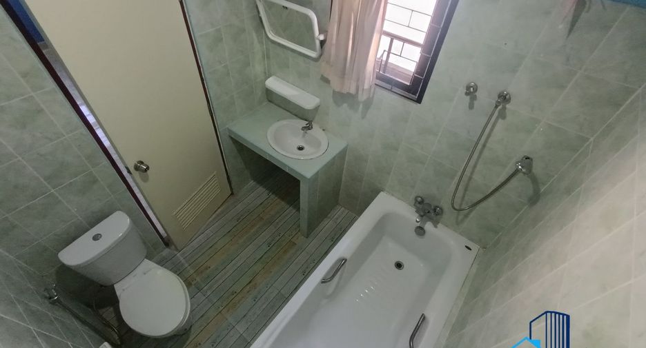 À vendre 3 chambres maison de ville à Bang Lamung, Chonburi