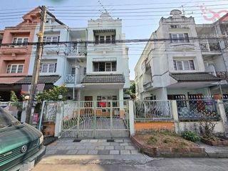 For sale 4 Beds townhouse in Lam Luk Ka, Pathum Thani