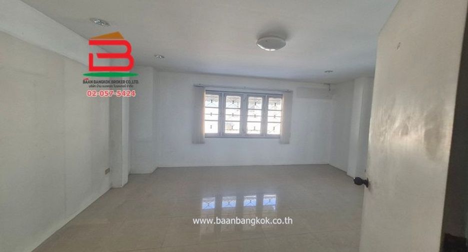 For rent and for sale 4 bedrooms townhouse in Don Mueang, Bangkok